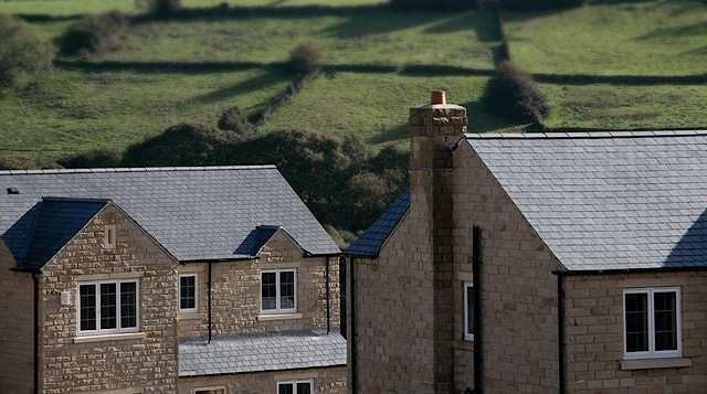 Сланцевая кровля на деревянном доме 