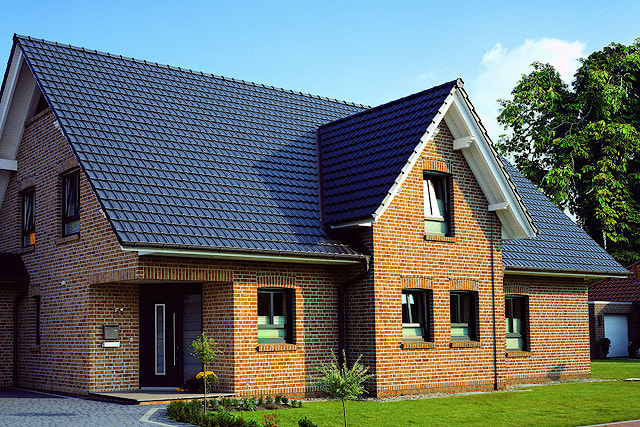 Керамическая черепица на крышу деревянного дома из бруса или бревна и дома из клинкерного кирпича