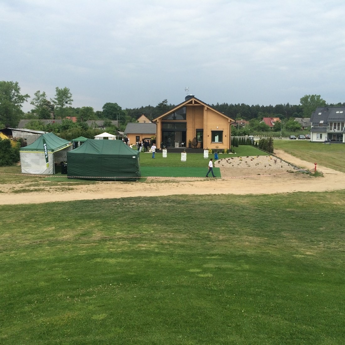 деревянный дом в гольф клубе