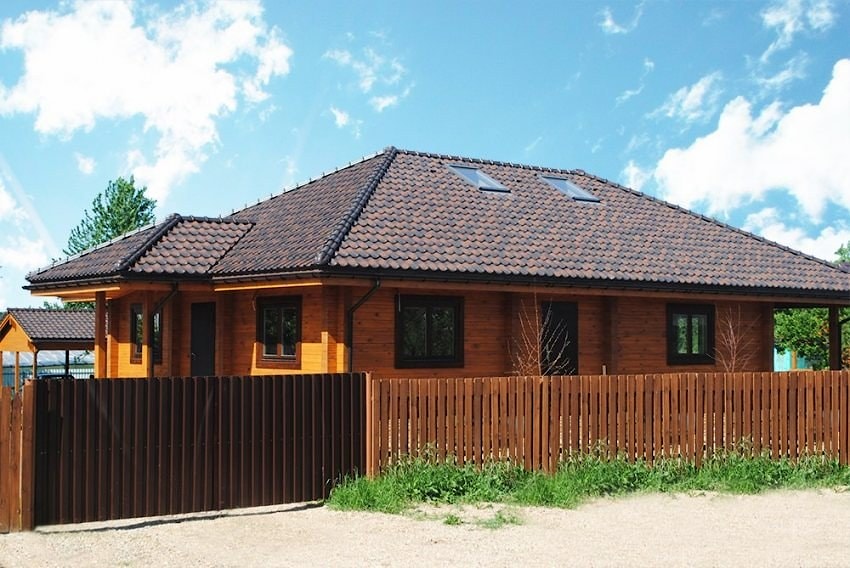 деревянные дома из массива дерева средней ценовой категории в сравнении с каркасным домом 