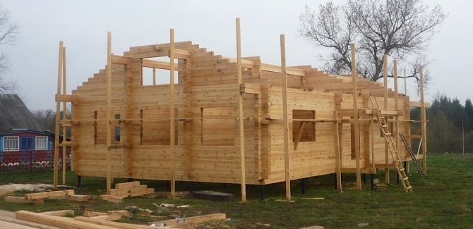 Дом из бруса в процессе строительства, материал стен: профилированный брус
