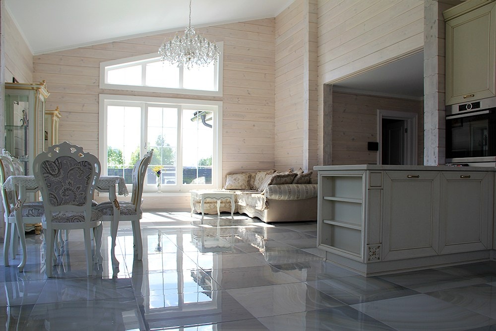 Лак для внутренних поверхностей дома из бруса