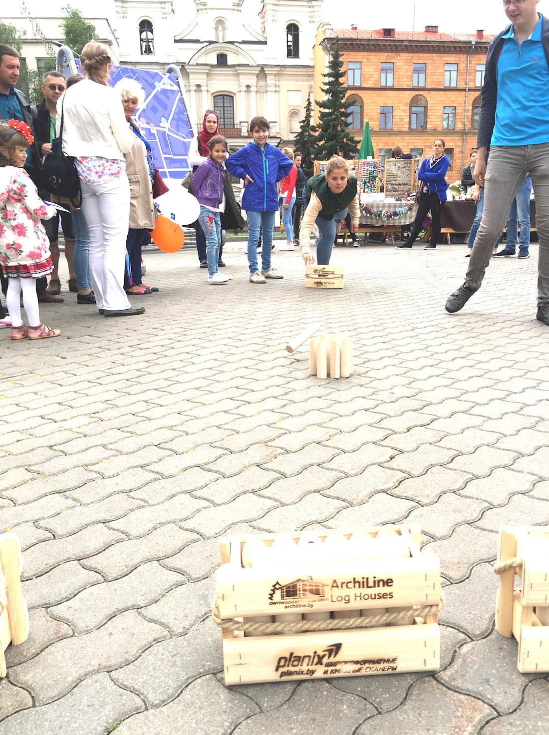 «Archiline» на Дне финской культуры в Минске проводит серию игр в финские городки "Молки" Mölkky (Мёлки)