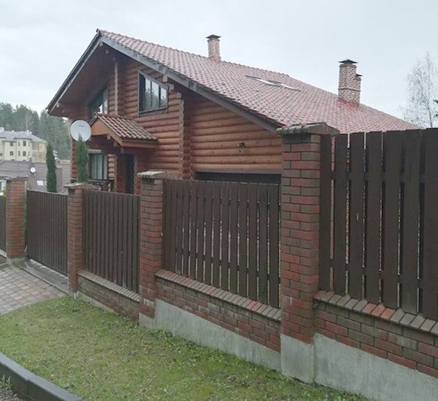 Кирпичный забор из клинкерного кирпича