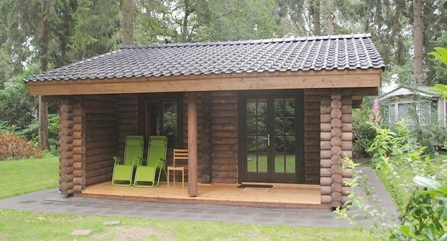 Деревянный дом из оцилиндрованного бревна естественной влажности.