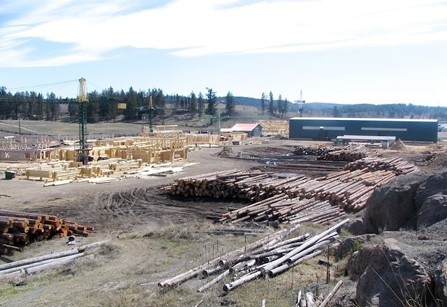 Деревянные дома ручной рубки из Канады: производственная площадка