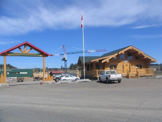 Деревянные дома ручной рубки из Канады: производственная площадка