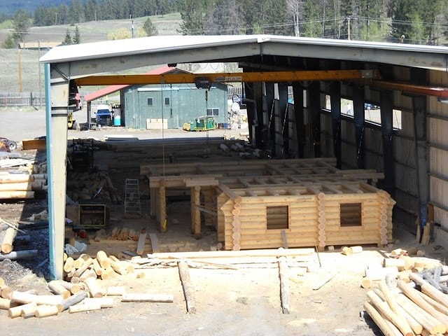 Деревянные дома ручной рубки из Канады: производственная площадка