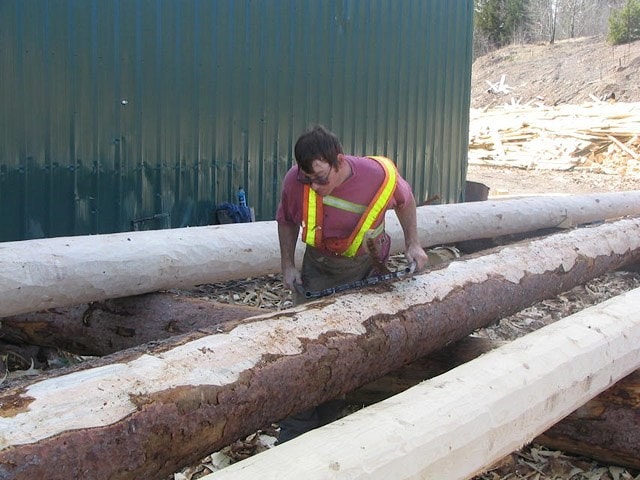 Деревянные дома ручной рубки из Канады: производственная площадка