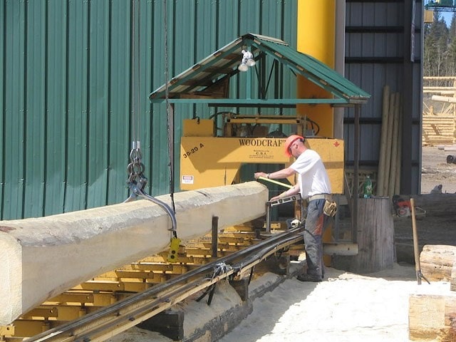 Деревянные дома ручной рубки из Канады: производственная площадка