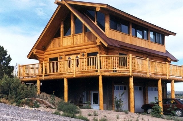 Деревянный дом с гаражом из бревен ручной рубки, проект "Дом 143"   