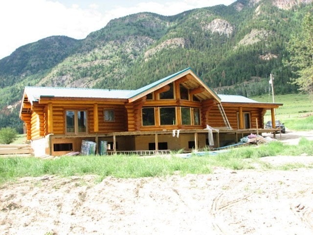 Одноэтажный деревянный дом из оцилиндрованного бревна в горах. Проект "Дом 193"   