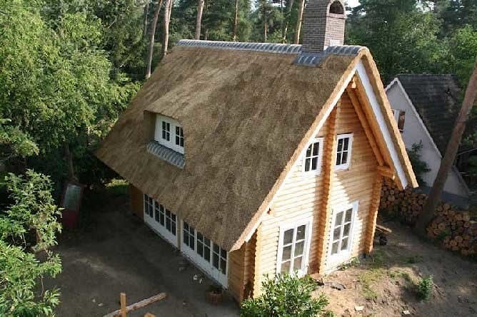 Тростниковая крыша на деревянном доме   