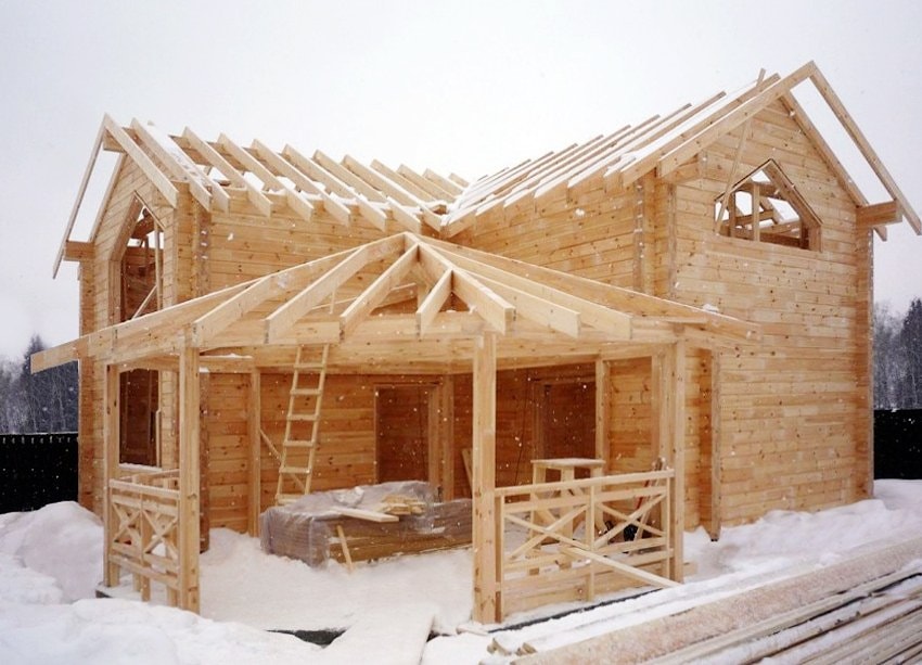 Строительство дома из зимнего леса зимой 2022 - 2023  