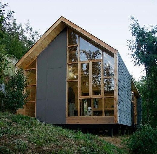Деревянный дом с минимальным свесом крыши или крышей без свеса  
